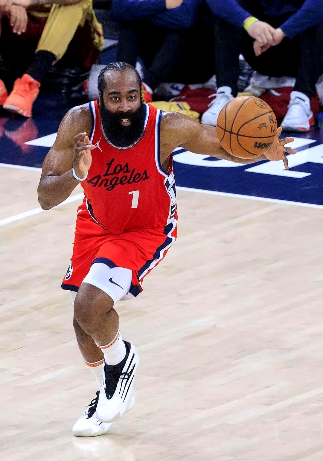 包含NBA季后赛今晨走向成谜；洛杉矶快船强势反弹；质疑声仍在；球探报告显示潜力的词条