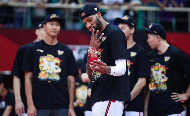 包含赛地聚焦——NBA总决赛关键时刻热度飙升；广东宏远造点机会；震撼外界；球探报告显示潜力的词条